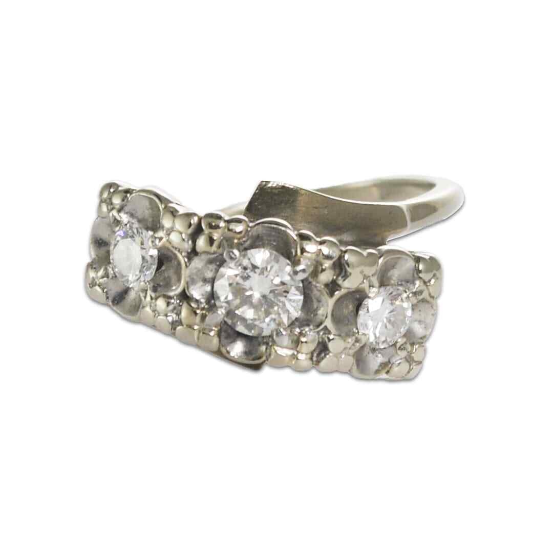 Elegant 14K White Gold Three-Diamond Ring 0.50ct: Elegant 14K White Gold Three-Diamond Ring 0.50ct This exquisite three-diamond ring is crafted in 14K white gold, showcasing a total diamond weight of 0.50 carats. With a ring size of 5.5, this elegant