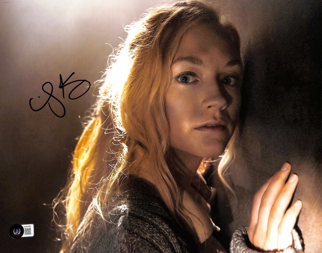 Emily Kinney Signed 11x14 Photograph The Walking Dead Beckett Certified: Emily Kinney Signed 11x14 Photograph The Walking Dead Beckett Certified Capture a piece of television history with this autographed 11x14 photograph of Emily Kinney, known for her role as "Beth Greene
