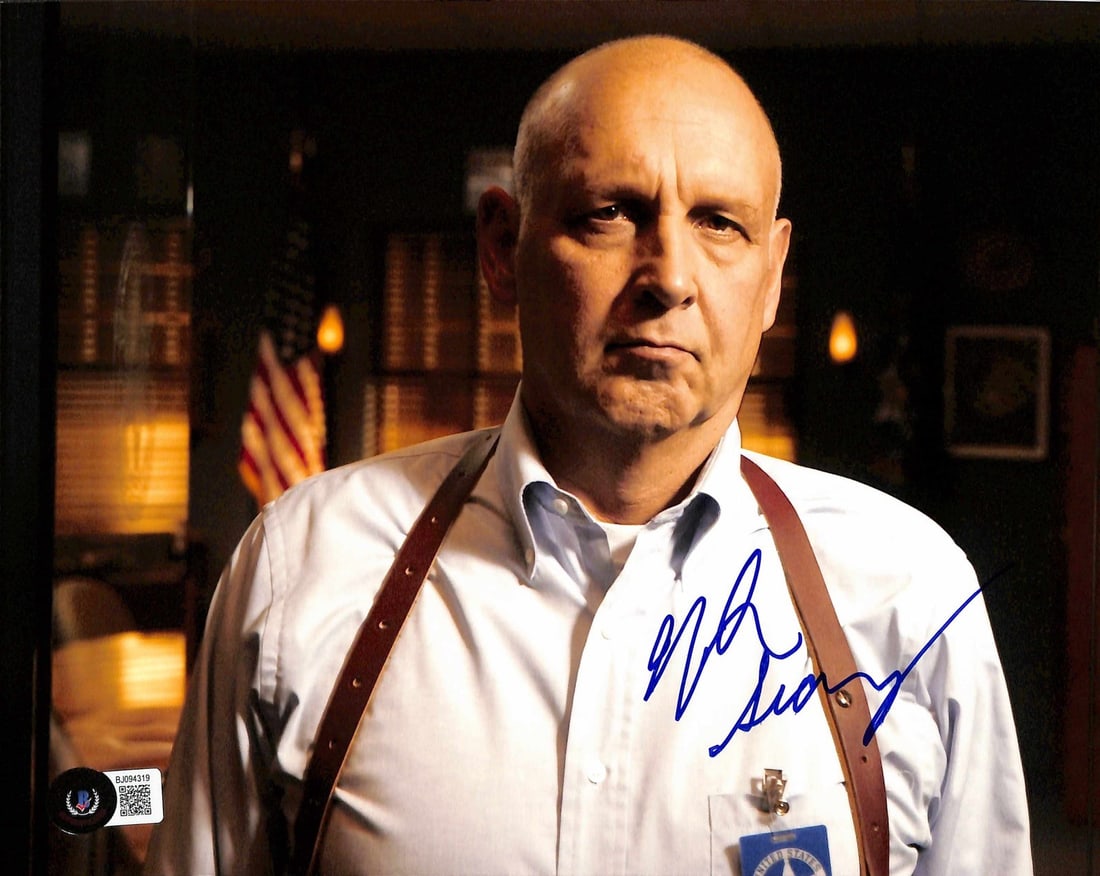 Nick Searcy Signed 8x10 Justified Photo Beckett Certified: Nick Searcy Signed 8x10 Justified Photo Beckett Certified This autographed 8x10 photograph features Nick Searcy, renowned for his role as U.S. Marshal Art Mullen in the acclaimed television show Justi