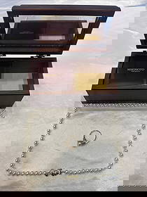 Mikimoto 14K Gold Pearl Jewelry Set Necklace Ring with Box: Mikimoto 14K Gold Pearl Jewelry Set Necklace Ring with Box Discover the elegance of this exquisite Mikimoto jewelry set, featuring a stunning 14k yellow gold pearl necklace and a ring. The set showcas