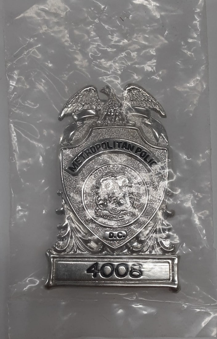 Washington DC Metropolitan Police Hat Badge Excellent Collectible: Washington DC Metropolitan Police Hat Badge Excellent Collectible This Washington, DC Metropolitan Police Shield Type Police Hat Badge is a remarkable collectible for police memorabilia enthusiasts. I