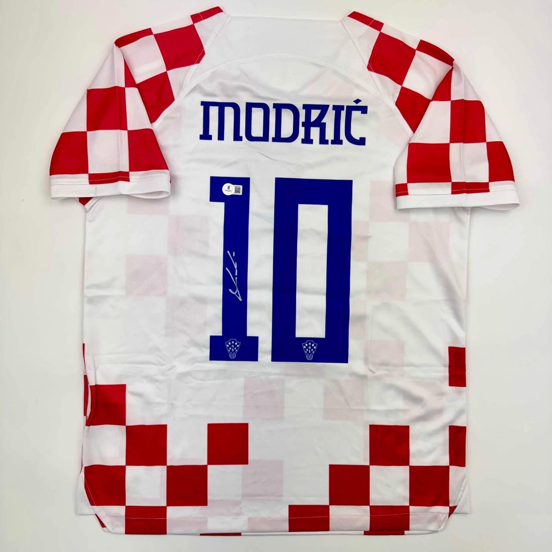 Luka Modric Autographed Croatia Soccer Jersey Beckett COA: Luka Modric Autographed Croatia Soccer Jersey Beckett COA This is an authentic white soccer jersey signed by Luka Modric, the renowned Croatian athlete. The jersey features official markings and is a