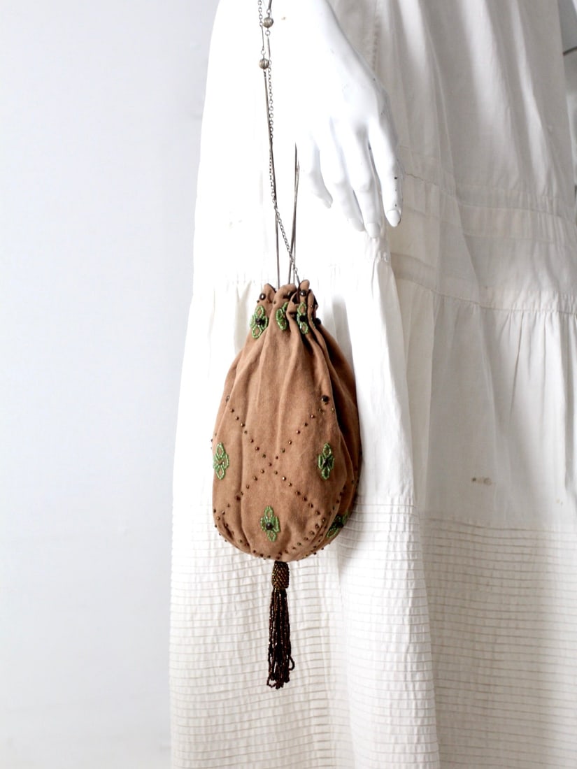 Vintage Early 20th Century Beaded Tan Reticule Evening Bag: Vintage Early 20th Century Beaded Tan Reticule Evening Bag Discover a charming piece of history with this Antique Reticule Evening Bag from the early 20th century. This exquisite late Victorian era dr