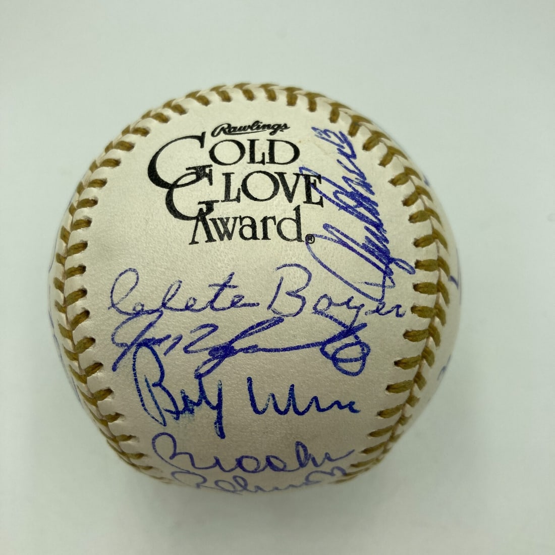 Gold Glove Winners Signed Baseball 25 Autographs JSA COA: Gold Glove Winners Signed Baseball 25 Autographs JSA COA This is an Official Rawlings Gold Glove baseball featuring 25 signatures from notable Gold Glove winners, including baseball legends Brooks Rob