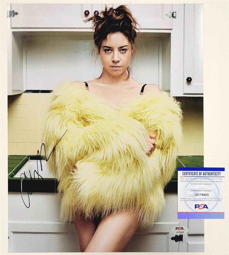 Aubrey Plaza Autographed 11x14 Photo PSA/DNA Parks and Rec: Aubrey Plaza Autographed 11x14 Photo PSA/DNA Parks and Rec Capture a piece of television history with this original 11x14 photograph featuring Aubrey Plaza, known for her role in the beloved series 'P