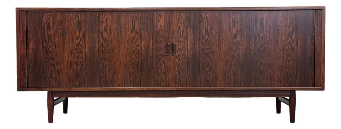 Mid Century Arne Vodder Rosewood Credenza for Sibast Denmark: Mid Century Arne Vodder Rosewood Credenza for Sibast Denmark This stunning mid-century modern credenza, designed by Arne Vodder for Sibast Furniture, showcases exquisite rosewood craftsmanship. Featur