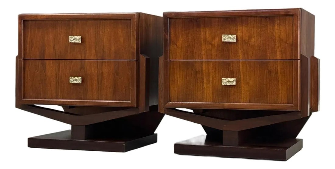 Mid Century Modern Brutalist Nightstands Pair Paul Evans Style: Mid Century Modern Brutalist Nightstands Pair Paul Evans Style This stunning pair of mid-century modern brutalist nightstands showcases a design inspired by Paul Evans. Each piece features a unique fl
