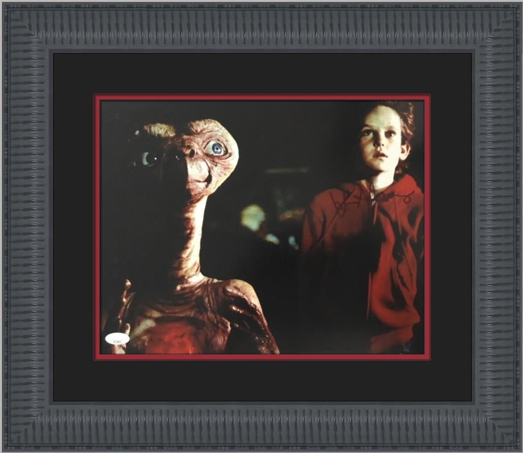 Henry Thomas Signed E.T. Photograph Custom Framed JSA Authentication 17 x 20: Henry Thomas Signed E.T. Photograph Custom Framed JSA Authentication 17 x 20 This stunning custom-framed photograph features Henry Thomas, known for his iconic role in the beloved film E.T. The Extra-