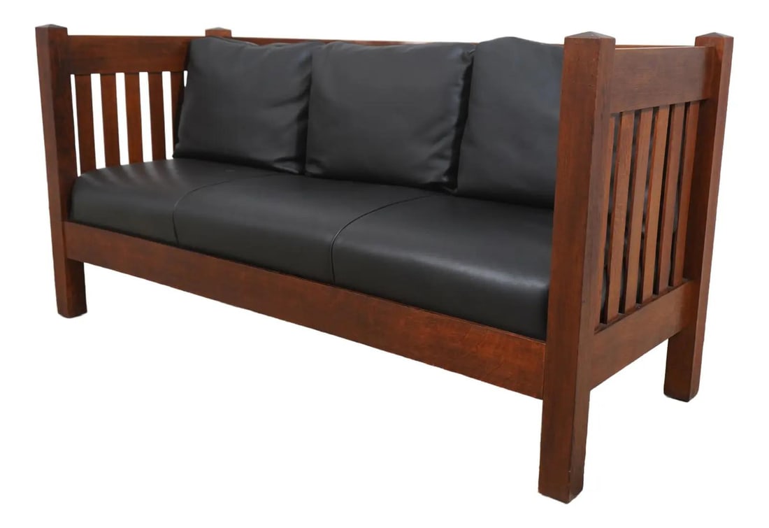Vintage Stickley Style Mission Oak Sofa C.1900-1920: Vintage Stickley Style Mission Oak Sofa C.1900-1920 This vintage Mission Oak sofa, crafted in the Stickley style, showcases exceptional quality and timeless design. Dating from approximately 1900 to 1