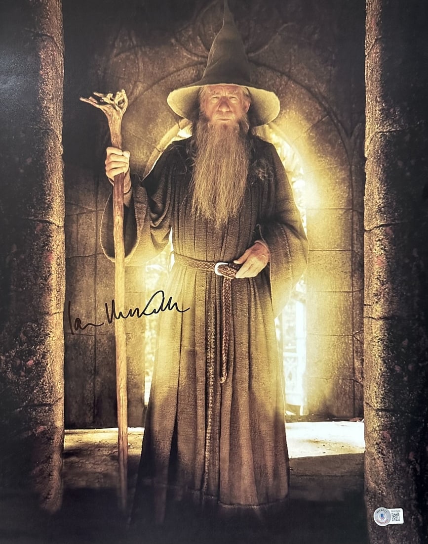 Ian McKellen Gandalf 16x20 Signed Photo Beckett Authenticated: Ian McKellen Gandalf 16x20 Signed Photo Beckett Authenticated This stunning 16x20 photograph features Ian McKellen as Gandalf from the iconic Lord of the Rings Trilogy. The image is autographed in blu