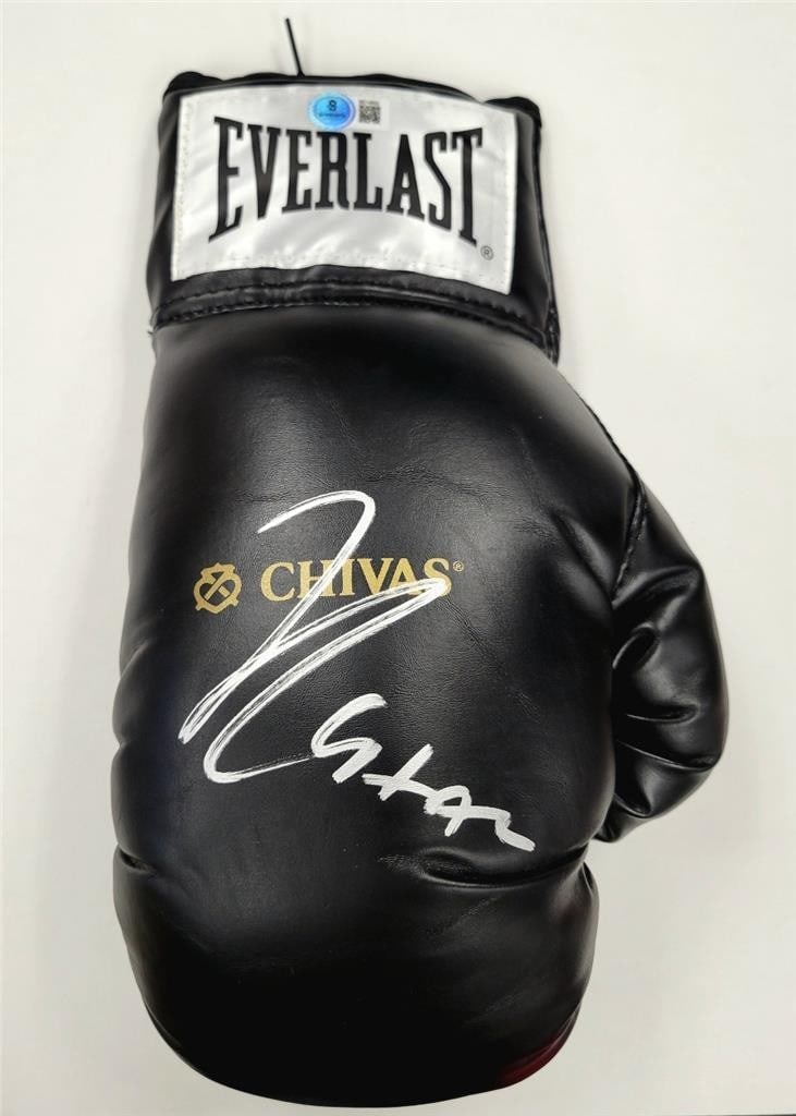 Julio Cesar Chavez Signed Everlast Boxing Glove Beckett Authenticated: Julio Cesar Chavez Signed Everlast Boxing Glove Beckett Authenticated This authentic boxing glove is signed by the legendary Julio Cesar Chavez, renowned for his exceptional boxing career. The glove i