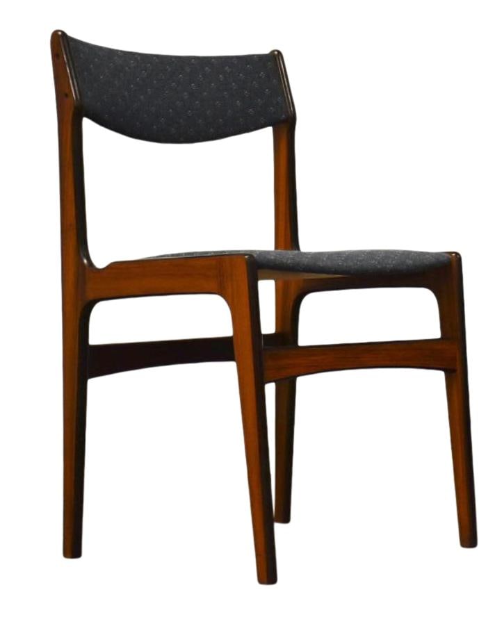 Mid Century Modern Rosewood Dining Chair in Erik Buch Style Blue Seat: Mid Century Modern Rosewood Dining Chair in Erik Buch Style Blue Seat This mid-century modern dining chair showcases the elegant craftsmanship typical of the Erik Buch style. Constructed from rich ros