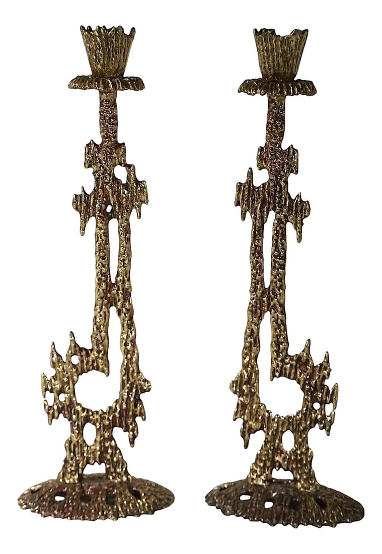 Wainberg 1960s Brutalist Brass Shabbat Candlesticks Pair Made in Israel: Wainberg 1960s Brutalist Brass Shabbat Candlesticks Pair Made in Israel This stunning pair of Brutalist School Shabbat candlesticks, crafted in Israel by Wainberg in the 1960s, showcases exceptional d
