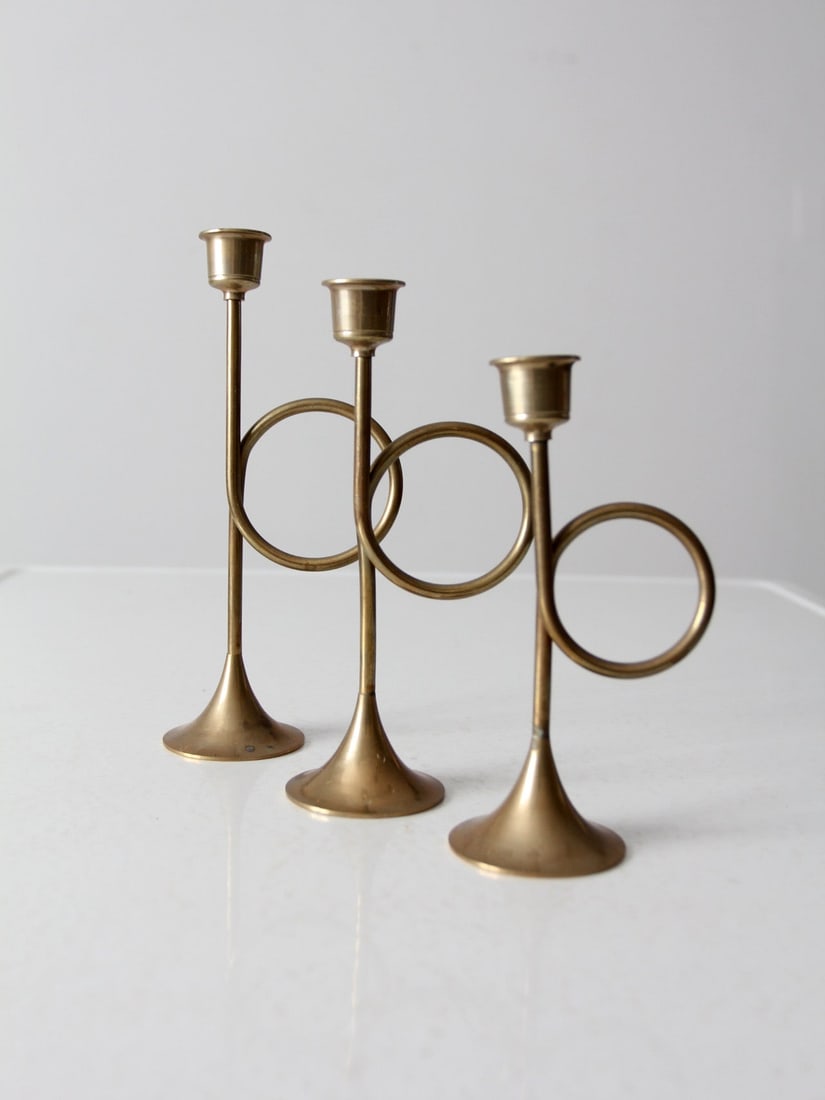 Mid-Century Vintage Brass Candlestick Holders Set of 3 Bugle Trumpets: Mid-Century Vintage Brass Candlestick Holders Set of 3 Bugle Trumpets Enhance your decor with this charming set of three vintage brass candlestick holders, designed in the shape of bugle trumpets. Eac
