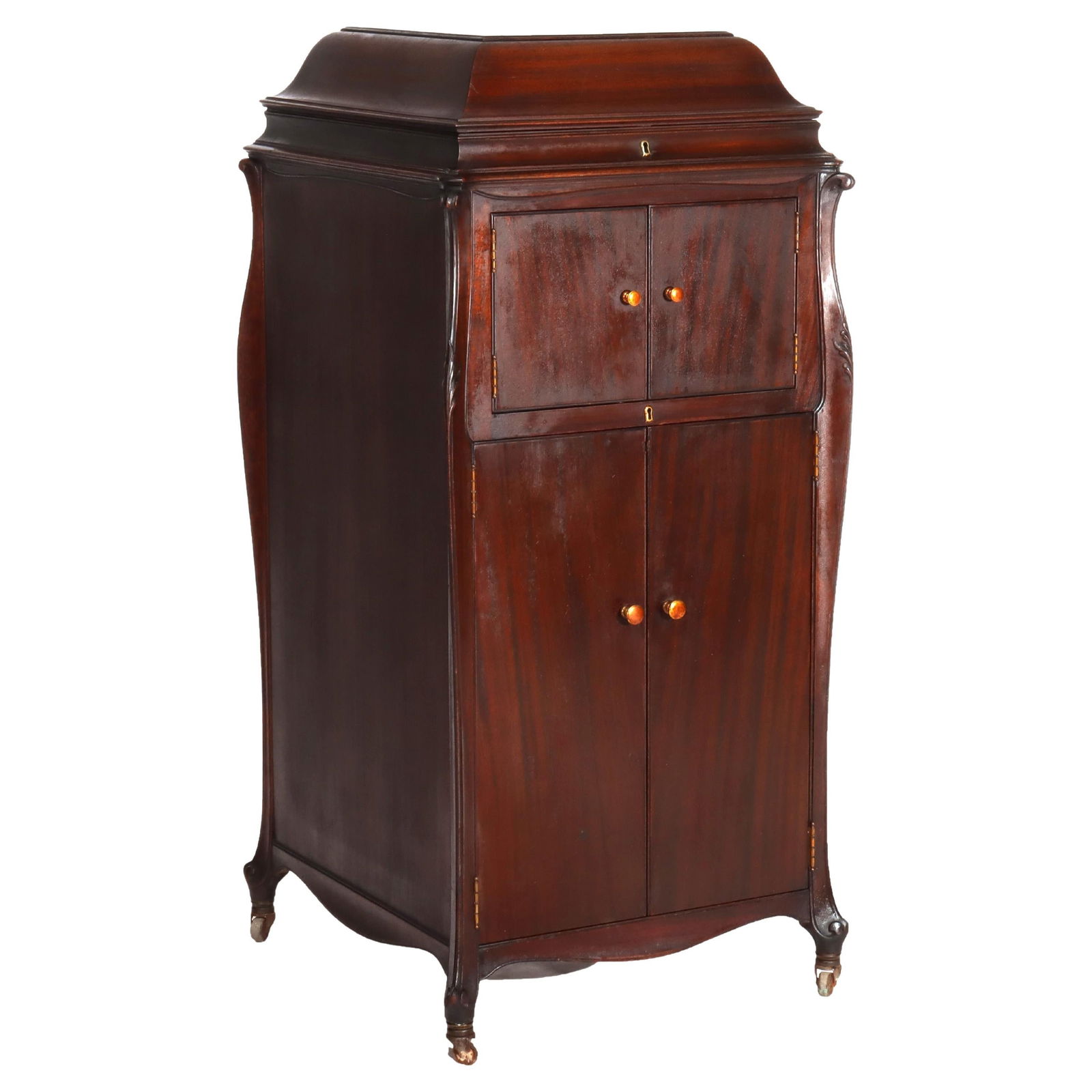 Victrola XVI Mahogany Disc Player Circa 1900 with Original Hardware: Victrola XVI Mahogany Disc Player Circa 1900 with Original Hardware Introducing the Victrola XVI Mahogany Upright Disc Player, a stunning piece from circa 1900 that exemplifies early 20th-century craf