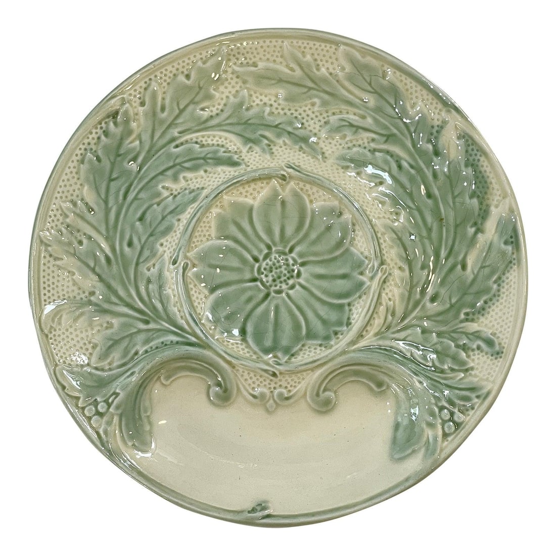20th Century French Majolica Artichoke Plate by Gien Green Off-White: 20th Century French Majolica Artichoke Plate by Gien Green Off-White This exquisite French Majolica Artichoke Plate showcases a beautiful blend of green and off-white colors, crafted by Gien in the 20