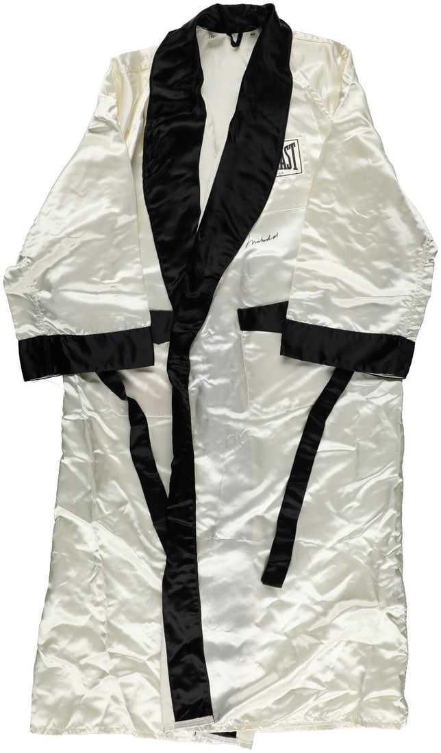 Muhammad Ali Signed Everlast Boxing Robe PSA DNA MINT 9: Muhammad Ali Signed Everlast Boxing Robe PSA DNA MINT 9 This stunning white satin Everlast boxing robe is signed by the legendary Muhammad Ali, known for his remarkable career in boxing and activism.