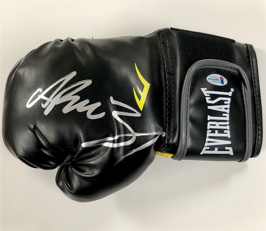 Andy Ruiz Jr Signed Everlast Boxing Glove with Beckett Authentication: Andy Ruiz Jr Signed Everlast Boxing Glove with Beckett Authentication This is a signed Everlast boxing glove by Andy Ruiz Jr., the first Mexican heavyweight champion. The glove is authenticated by Bec