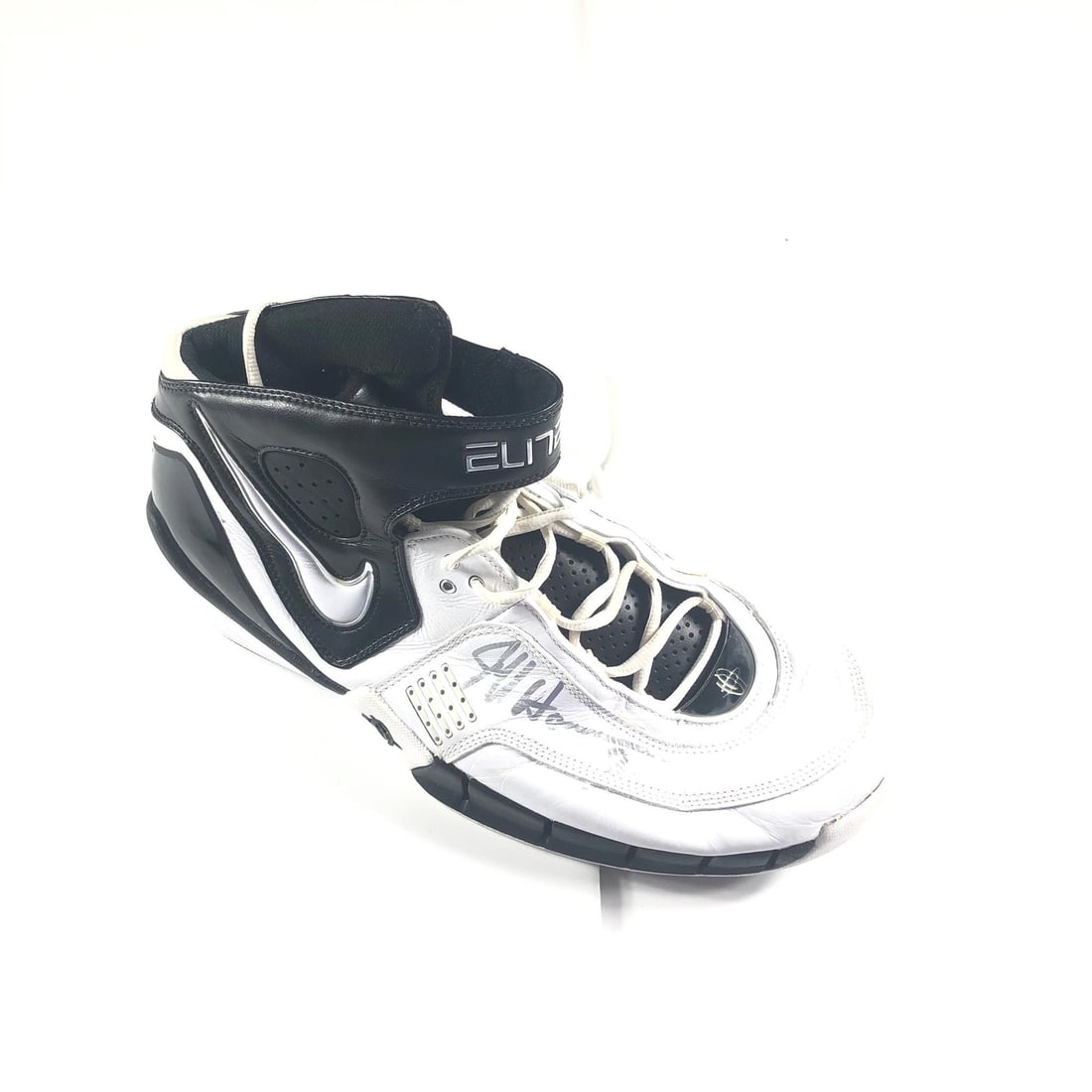 Jeff Horner Autographed Nike Shoe PSA/DNA Truman Bulldogs Basketball: Jeff Horner Autographed Nike Shoe PSA/DNA Truman Bulldogs Basketball This is an original Nike basketball shoe autographed by Jeff Horner, currently coaching for the Truman Bulldogs in NCAA. The authen