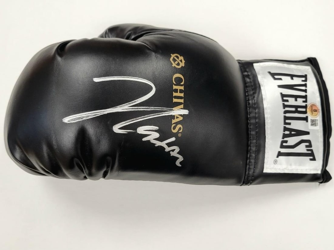 Julio Cesar Chavez Signed Everlast Boxing Glove Beckett Authenticated: Julio Cesar Chavez Signed Everlast Boxing Glove Beckett Authenticated This is an authentic black Everlast boxing glove signed by the legendary boxer Julio Cesar Chavez. The glove is pre-owned and come