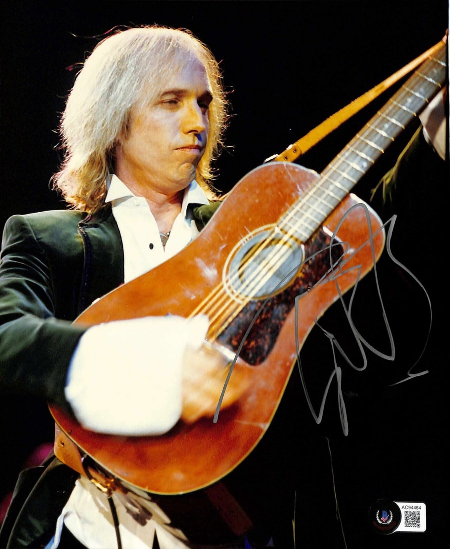 Tom Petty Signed 8x10 Photo 1995 Beckett LOA In-Person: Tom Petty Signed 8x10 Photo 1995 Beckett LOA In-Person This remarkable 8x10 color photograph of music icon Tom Petty is signed in-person, showcasing a bold and clear signature. Captured during his ill