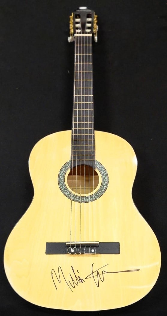 Melissa Etheridge Signed Acoustic Guitar I'm The Only One JSA Authenticated: Melissa Etheridge Signed Acoustic Guitar I'm The Only One JSA Authenticated This is an original acoustic guitar autographed by Melissa Etheridge, featuring her iconic song "I'm The Only One." The auto