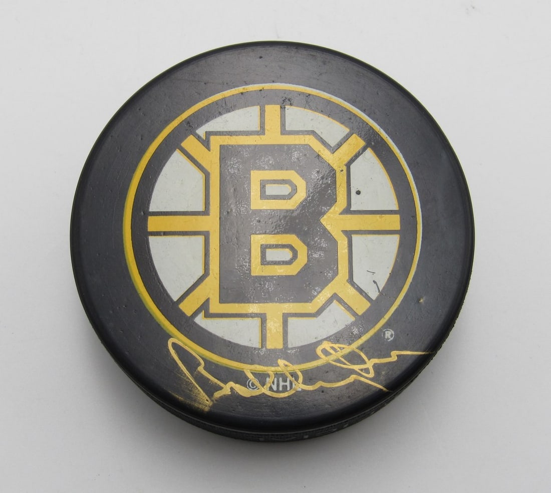 Bobby Orr HOF Signed Boston Bruins Hockey Puck PSA Authentication: Bobby Orr HOF Signed Boston Bruins Hockey Puck PSA Authentication This authenticated Bobby Orr Hall of Fame signed Boston Bruins hockey puck is a must-have for any serious collector. The puck features
