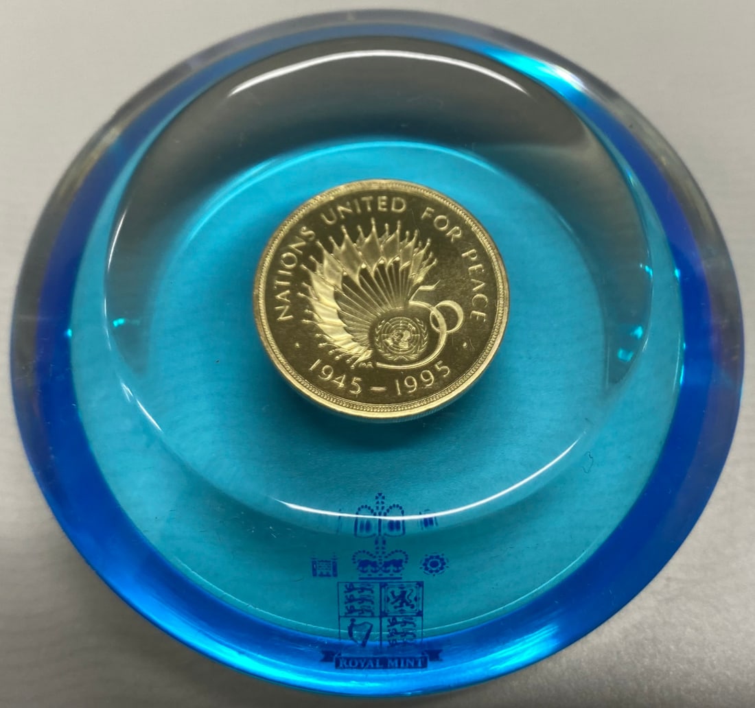 1995 2 Pounds United Nations 50th Anniversary Coin in Clear Paperweight: 1995 2 Pounds United Nations 50th Anniversary Coin in Clear Paperweight Celebrate the 50th Anniversary of the United Nations with this 1995 2 Pounds commemorative coin. The coin is crafted from durabl