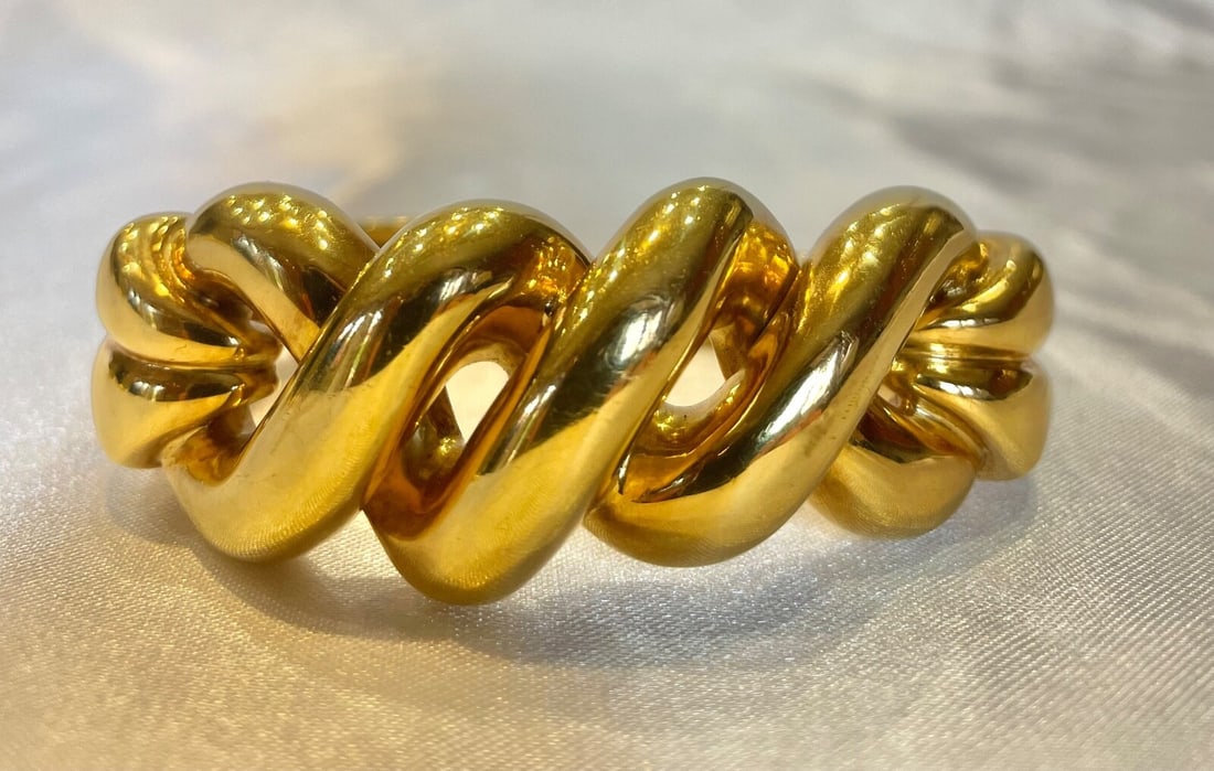 Exquisite 18K Yellow Gold Cuff Bracelet 102.60g Enamel Design: Exquisite 18K Yellow Gold Cuff Bracelet 102.60g Enamel Design This exquisite 18K yellow gold cuff bracelet is a stunning addition to any jewelry collection. Weighing 102.60 grams, this piece showcases