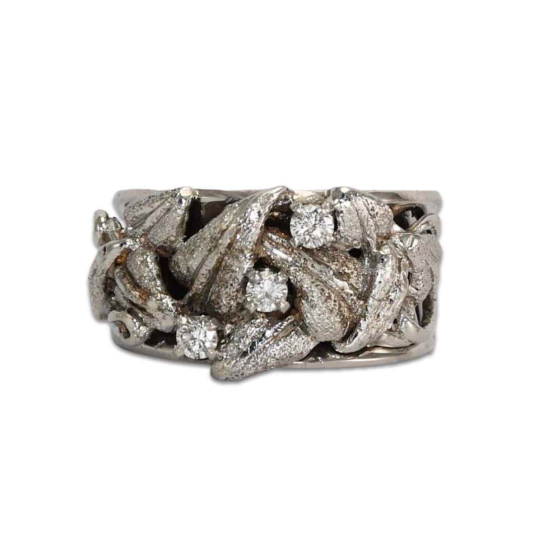 Vintage 14K White Gold Floral Diamond Ring 0.24ctw: Vintage 14K White Gold Floral Diamond Ring 0.24ctw This exquisite vintage flower diamond ring features a stunning floral design crafted in 14K white gold. The ring, sized at 4.25, showcases high-quali