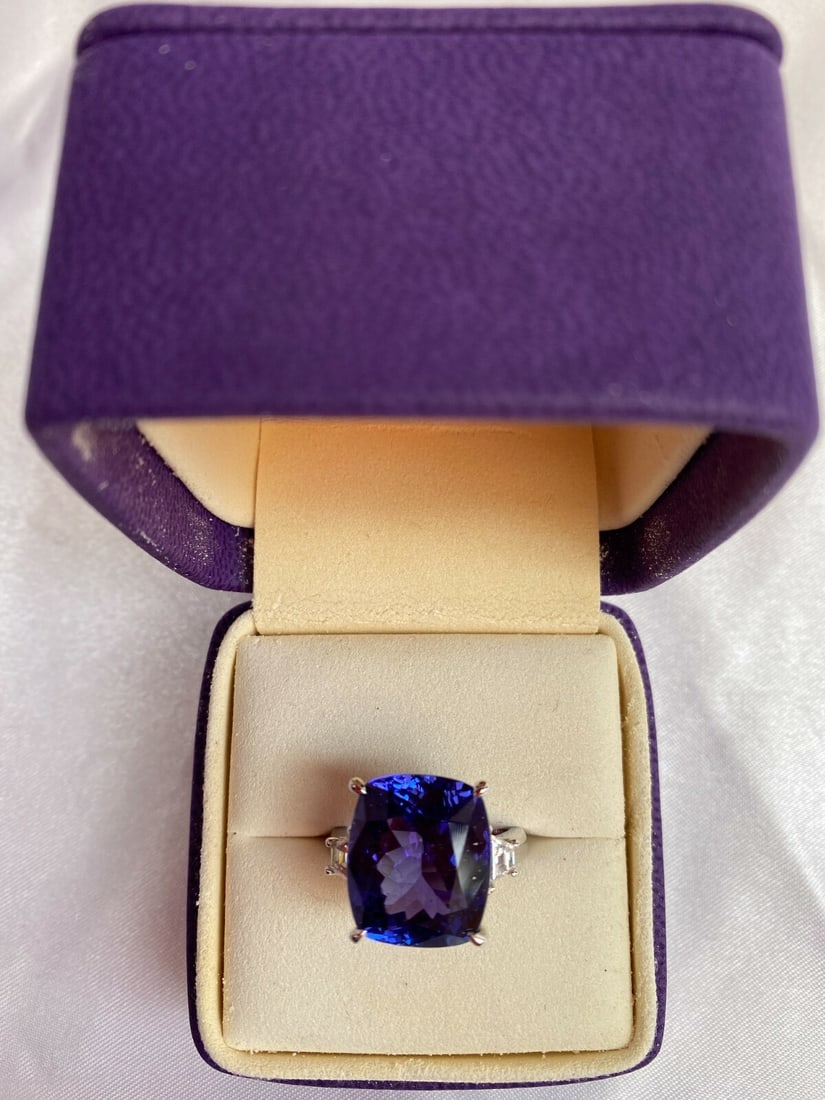 Dyach 18K White Gold Tanzanite Diamond Ring 20.15 ct Size 7.5: Dyach 18K White Gold Tanzanite Diamond Ring 20.15 ct Size 7.5 This exquisite ring features a stunning tanzanite gemstone set in luxurious 18K white gold, enhanced with sparkling diamonds. The tanzanit