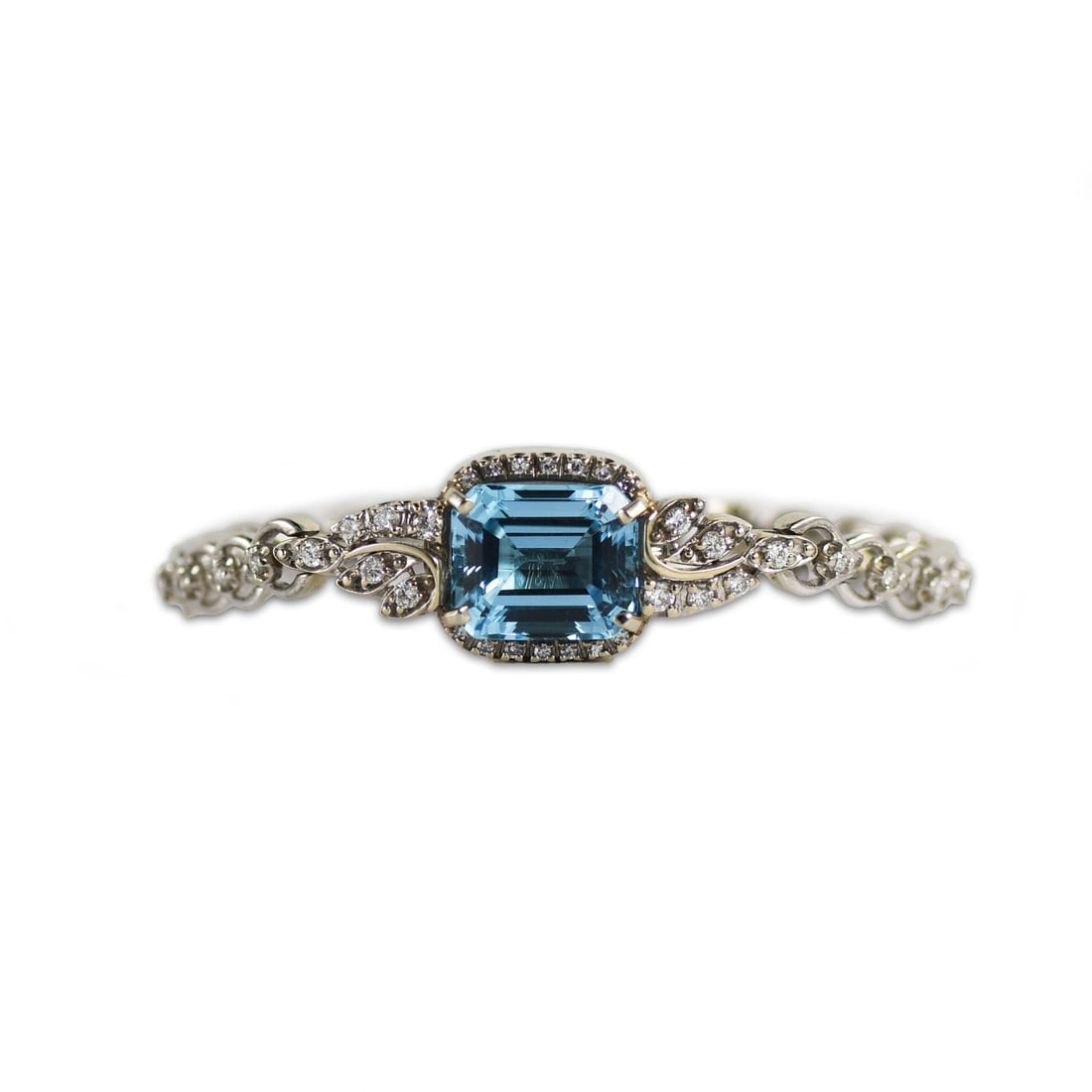 Antique 14k White Gold Blue Topaz Diamond Bracelet 1.00ctw: Antique 14k White Gold Blue Topaz Diamond Bracelet 1.00ctw This exquisite antique bracelet showcases a stunning blue topaz set in 14k white gold, weighing 18 grams. The centerpiece is a beautifully cu