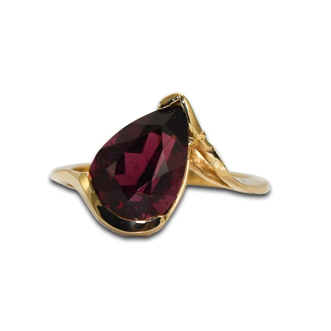 14K Yellow Gold Pear Rhodolite Garnet Solitaire Ring 3.80ct: 14K Yellow Gold Pear Rhodolite Garnet Solitaire Ring 3.80ct This exquisite ring features a stunning pear-shaped rhodolite garnet set in luxurious 14K yellow gold. The garnet, weighing 3.80 carats, dis