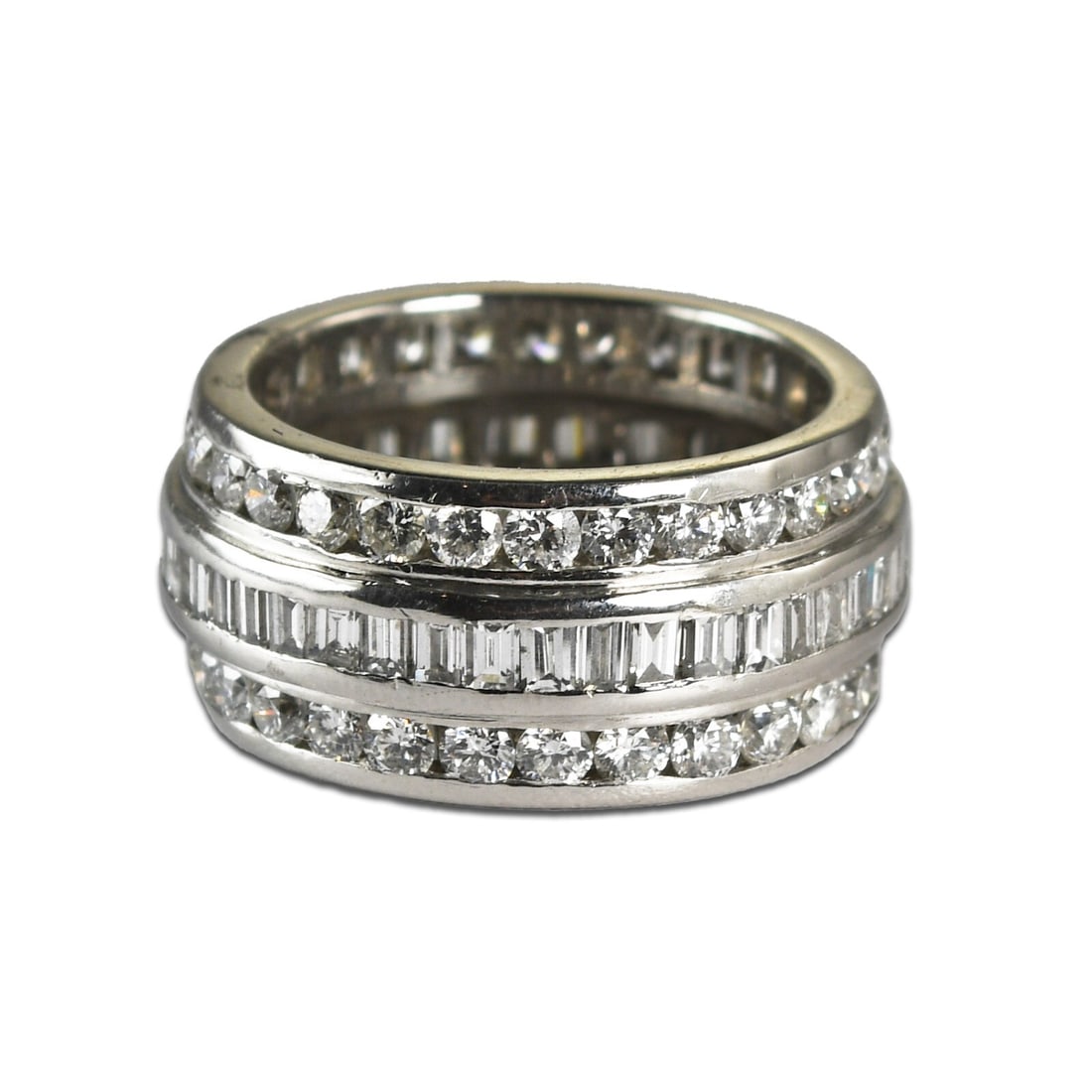 Platinum 2.50ctw Diamond Wedding Band Baguette Round Brilliant Cut: Platinum 2.50ctw Diamond Wedding Band Baguette Round Brilliant Cut This exquisite platinum diamond wedding band showcases a total diamond weight of 2.50 carats, combining elegance and sophistication.