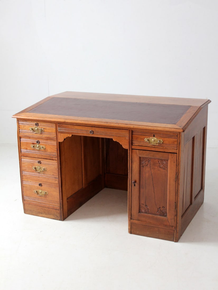 Late Victorian Antique Kneehole Writing Desk with Leather Top: Late Victorian Antique Kneehole Writing Desk with Leather Top This exquisite late Victorian antique kneehole writing desk showcases a sophisticated leather writing surface complemented by elegant deta