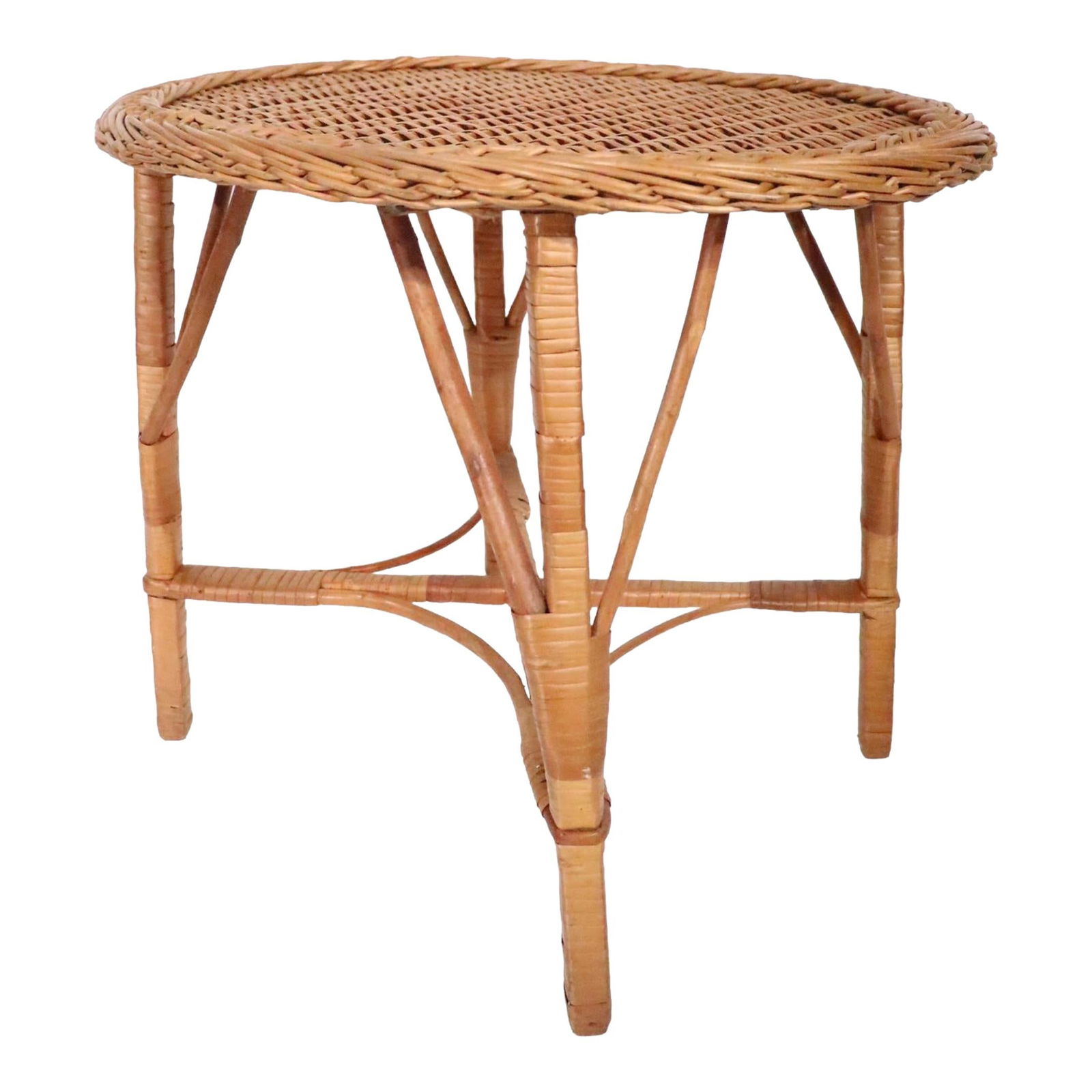 Vintage Oval Woven Wicker Coffee Table Natural Finish 1960s: Vintage Oval Woven Wicker Coffee Table Natural Finish 1960s This charming vintage oval wicker coffee table features an original natural finish and embodies the essence of mid-century design. With a st