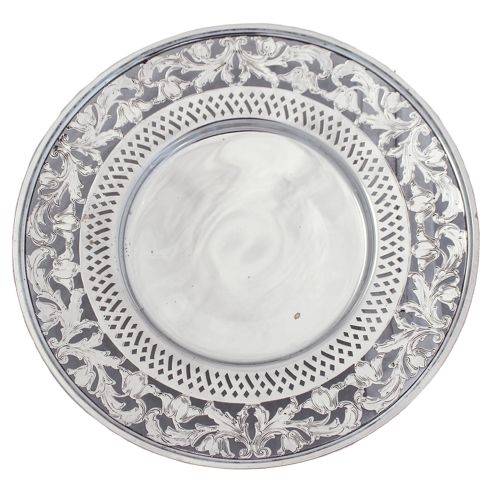 Webster Sterling Silver Pedestal Dish Floral Design 1940s: Webster Sterling Silver Pedestal Dish Floral Design 1940s This exquisite sterling silver dish from the 1940s showcases a beautiful floral cutout design around its edge, measuring approximately one inc