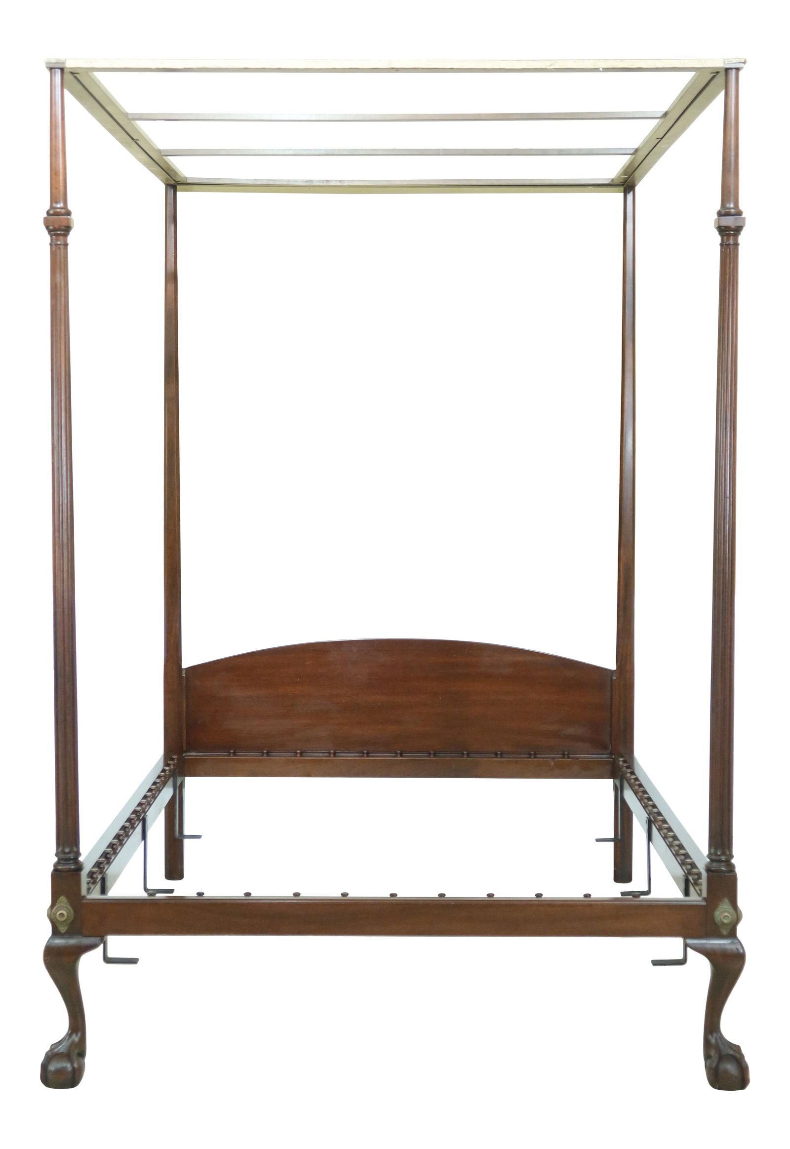 Kittinger CW-139 Colonial Williamsburg Mahogany Clawfoot Bed: Kittinger CW-139 Colonial Williamsburg Mahogany Clawfoot Bed This exquisite Kittinger CW-139 Colonial Williamsburg Clawfoot Bed features a rich mahogany construction and showcases a classic Chippendal