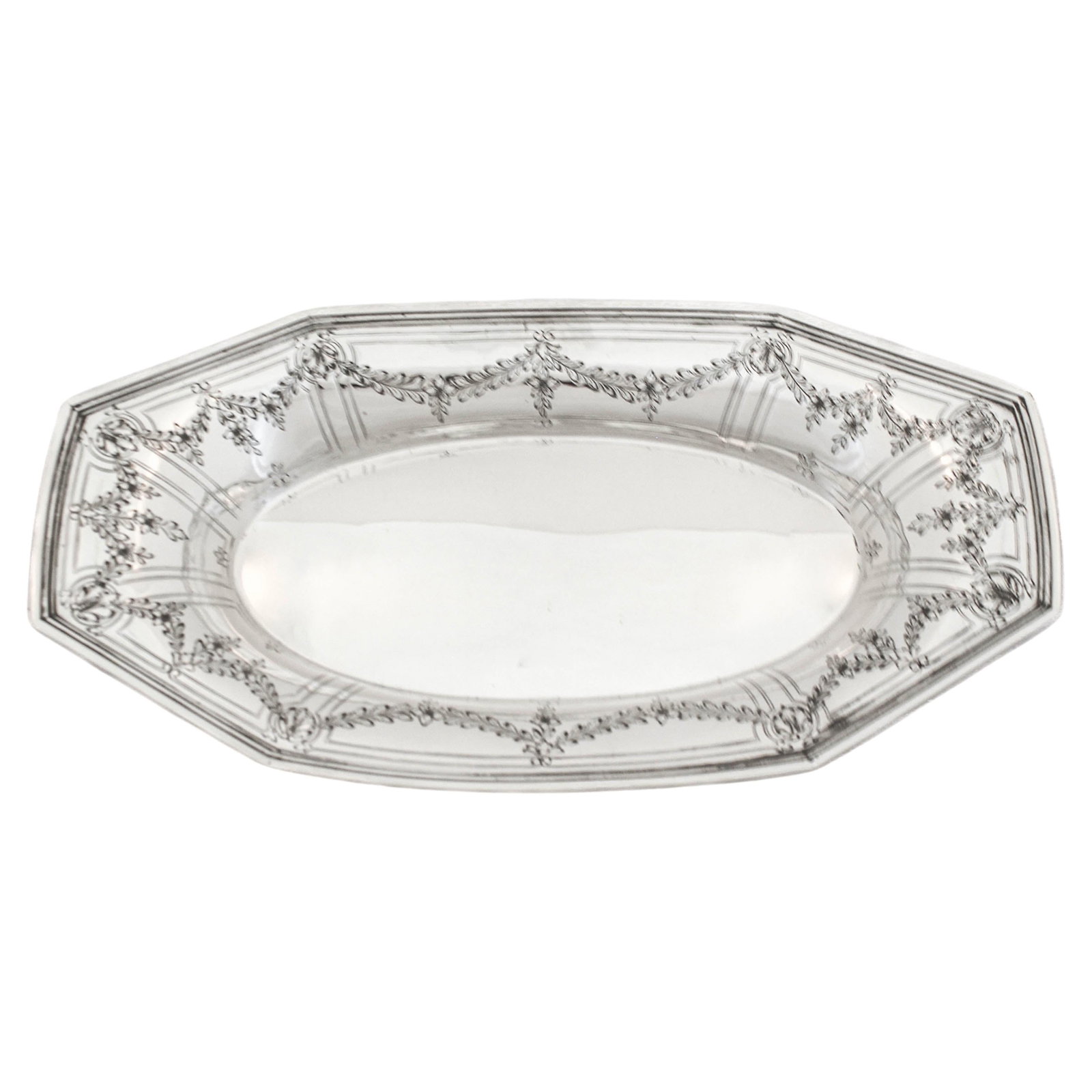 Meriden Britannia Sterling Silver Breadbasket 1900-1909 Faceted Edge: Meriden Britannia Sterling Silver Breadbasket 1900-1909 Faceted Edge This exquisite sterling silver breadbasket, crafted by the Meriden Britannia Company, is a stunning addition to any table setting. 