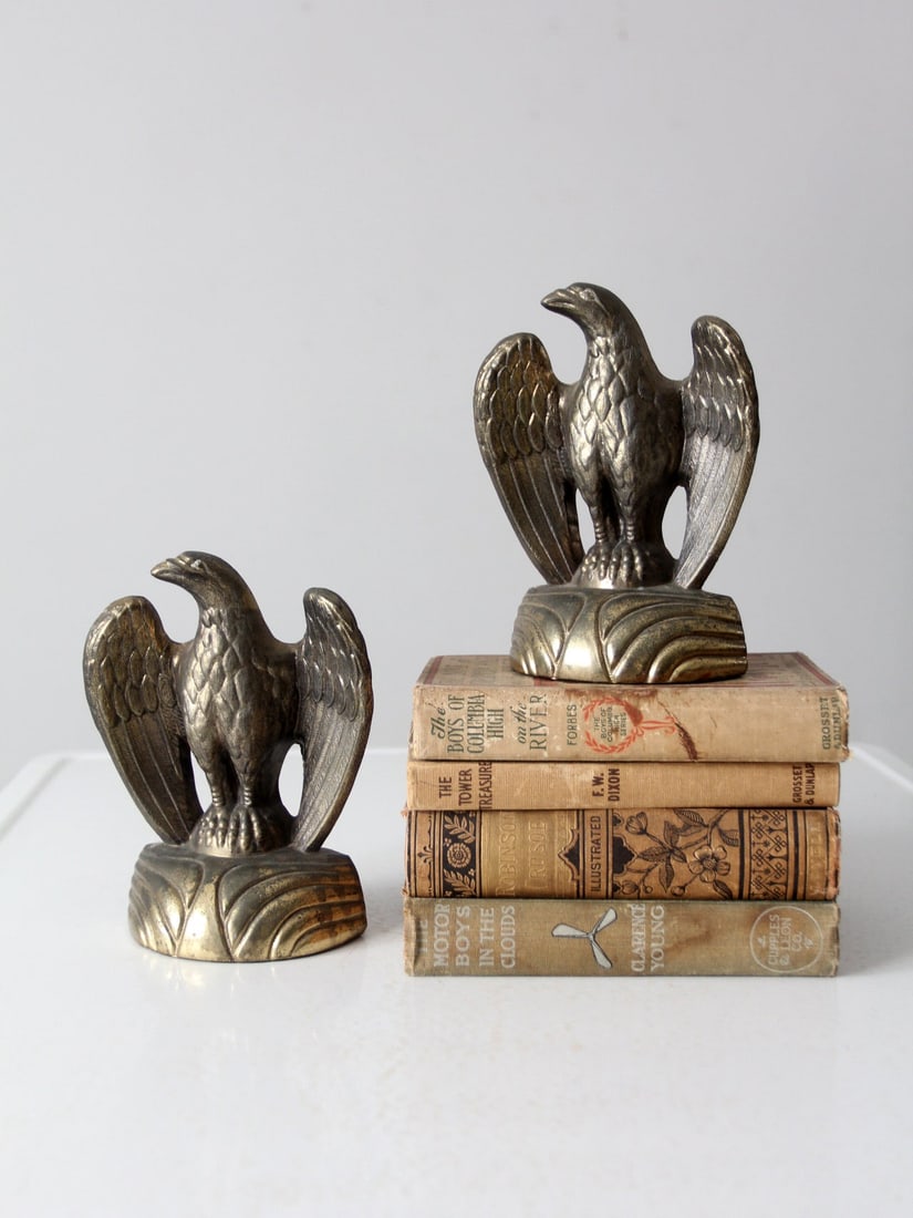 Mid 20th Century Vintage Brass American Eagle Bookends Pair: Mid 20th Century Vintage Brass American Eagle Bookends Pair This stunning pair of mid-20th century vintage brass bookends features intricately cast American eagles, showcasing remarkable detailing and