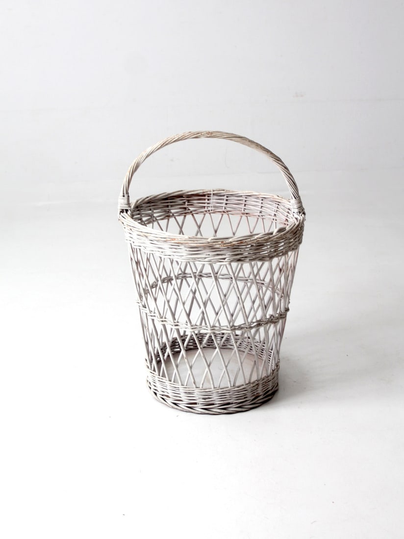 Rustic Vintage White Wicker Harvest Basket with Twisted Handle: Rustic Vintage White Wicker Harvest Basket with Twisted Handle Enhance your home decor with this Vintage White Wicker Harvest Basket, a perfect blend of rustic charm and functionality. Crafted with an