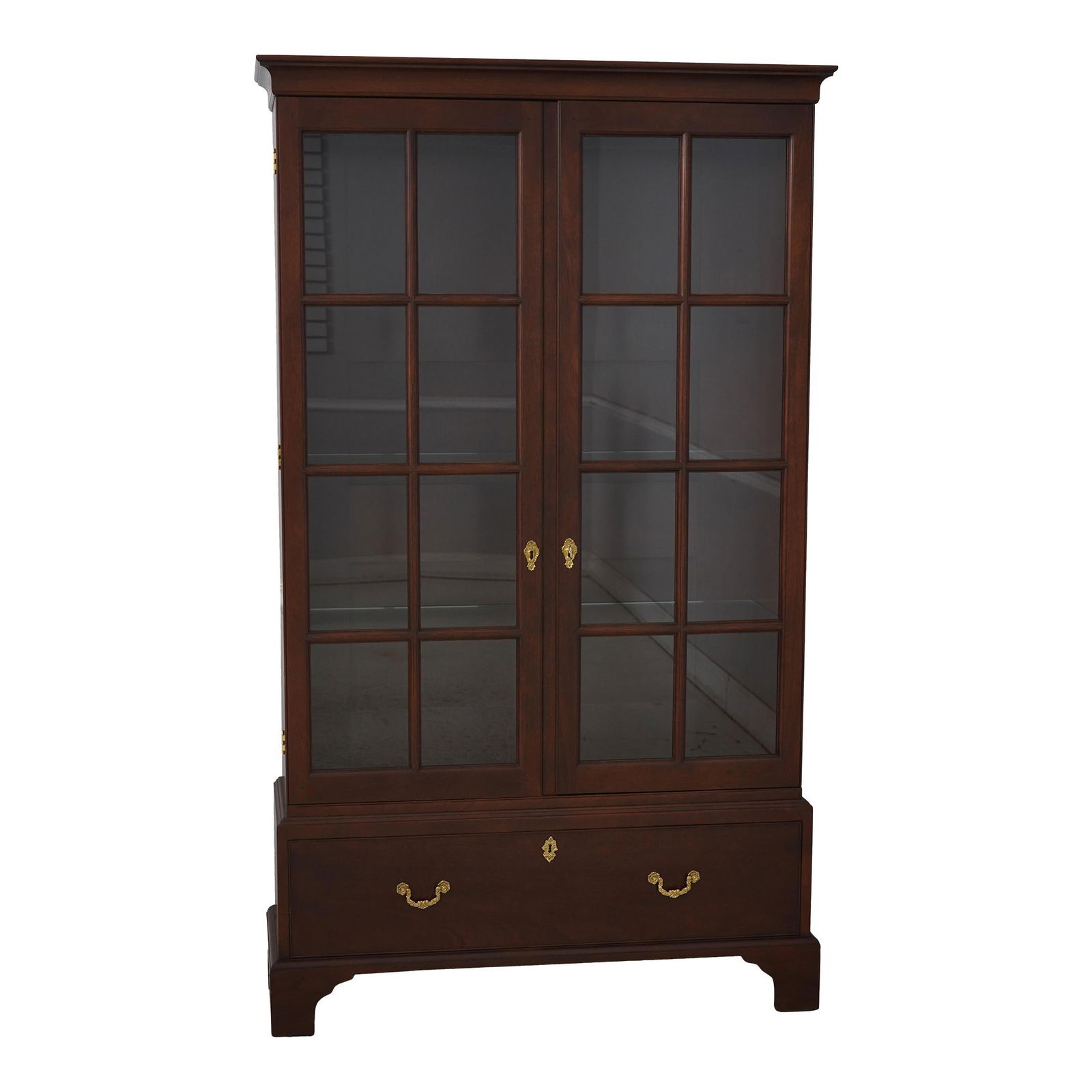 Stickley Colonial Williamsburg Mahogany Bookcase Lighted Interior: Stickley Colonial Williamsburg Mahogany Bookcase Lighted Interior This Stickley Colonial Williamsburg Mahogany Bookcase, crafted around 2003, showcases high-quality construction with a traditional sty