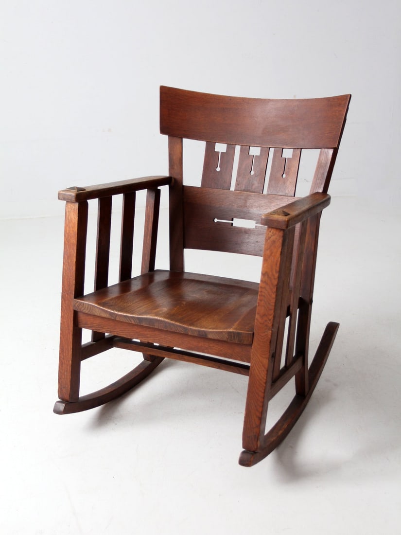 Antique Mission Style Rocking Chair Solid Oak V-Back Design: Antique Mission Style Rocking Chair Solid Oak V-Back Design This antique Mission-style rocking chair is meticulously crafted from solid oak, showcasing a timeless design that harmonizes comfort with e