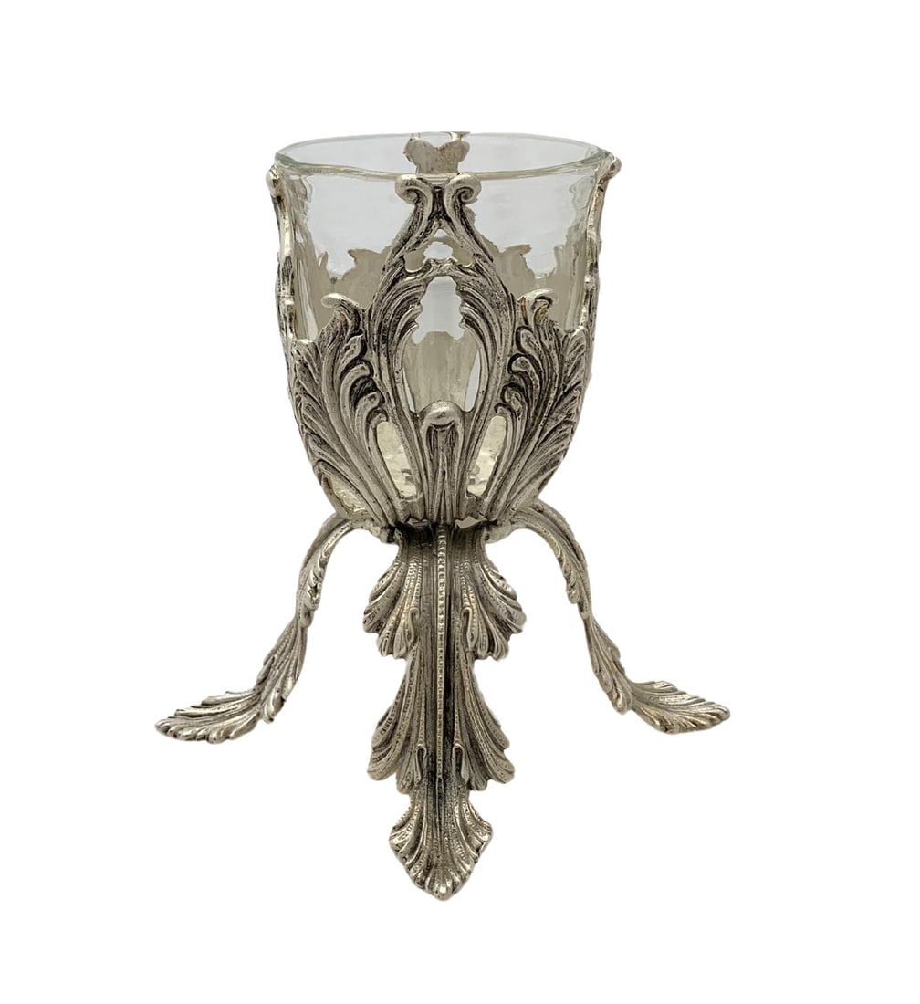 Handmade 925 Sterling Silver Ornate Leaf Applique Salt Holder: Handmade 925 Sterling Silver Ornate Leaf Applique Salt Holder This exquisite salt holder is crafted from fine 925 sterling silver and features intricate handmade leaf applique designs. Made in Turkey,