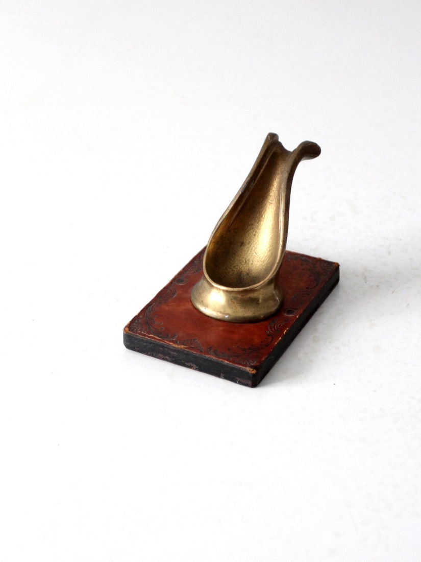 Vintage Italian Brass Pipe Rest with Leather Base: Vintage Italian Brass Pipe Rest with Leather Base Discover a charming vintage Italian pipe rest, an exquisite tobacciana stand crafted with attention to detail. This piece features a sturdy brass pipe