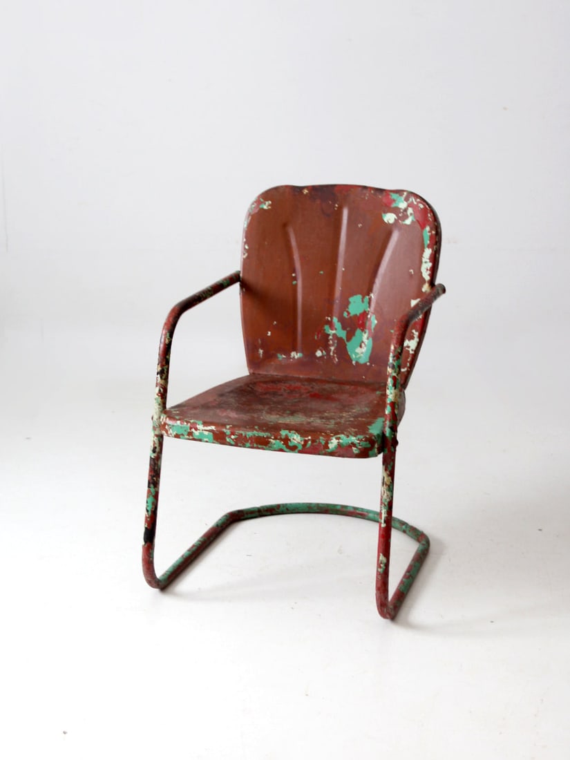 Vintage Mid-Century Shott Patio Chair Barn Red Metal Frame: Vintage Mid-Century Shott Patio Chair Barn Red Metal Frame This mid-century patio chair embodies the classic Shott style with its cantilever bouncer frame and scalloped back. The chair features a beau