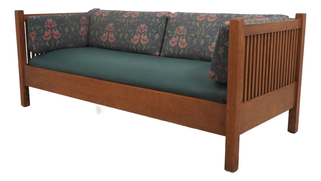 Stickley Mission Oak Settee with Green Leather Seat and Cushions: Stickley Mission Oak Settee with Green Leather Seat and Cushions This Stickley Mission Oak Leather Seat Sofa Settee, crafted around 1994, showcases the timeless elegance of Arts & Crafts style with it