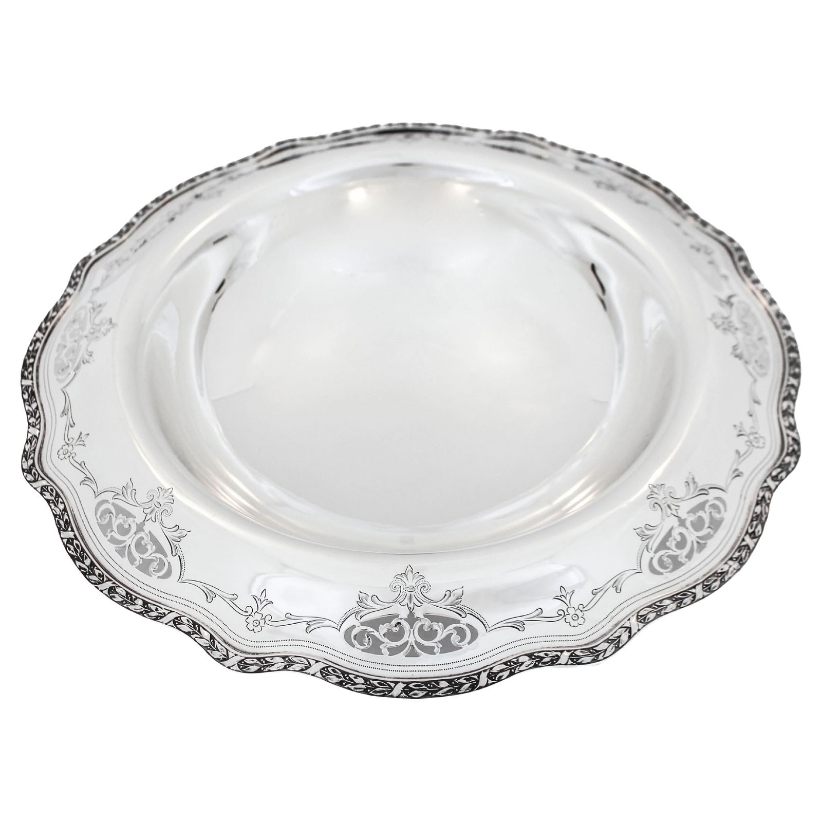 Antique Sterling Silver Centerpiece Bowl by Wallace Silversmiths 1850s: Antique Sterling Silver Centerpiece Bowl by Wallace Silversmiths 1850s This exquisite sterling silver centerpiece bowl, crafted by Wallace Silversmiths in the mid-nineteenth century, is a stunning add
