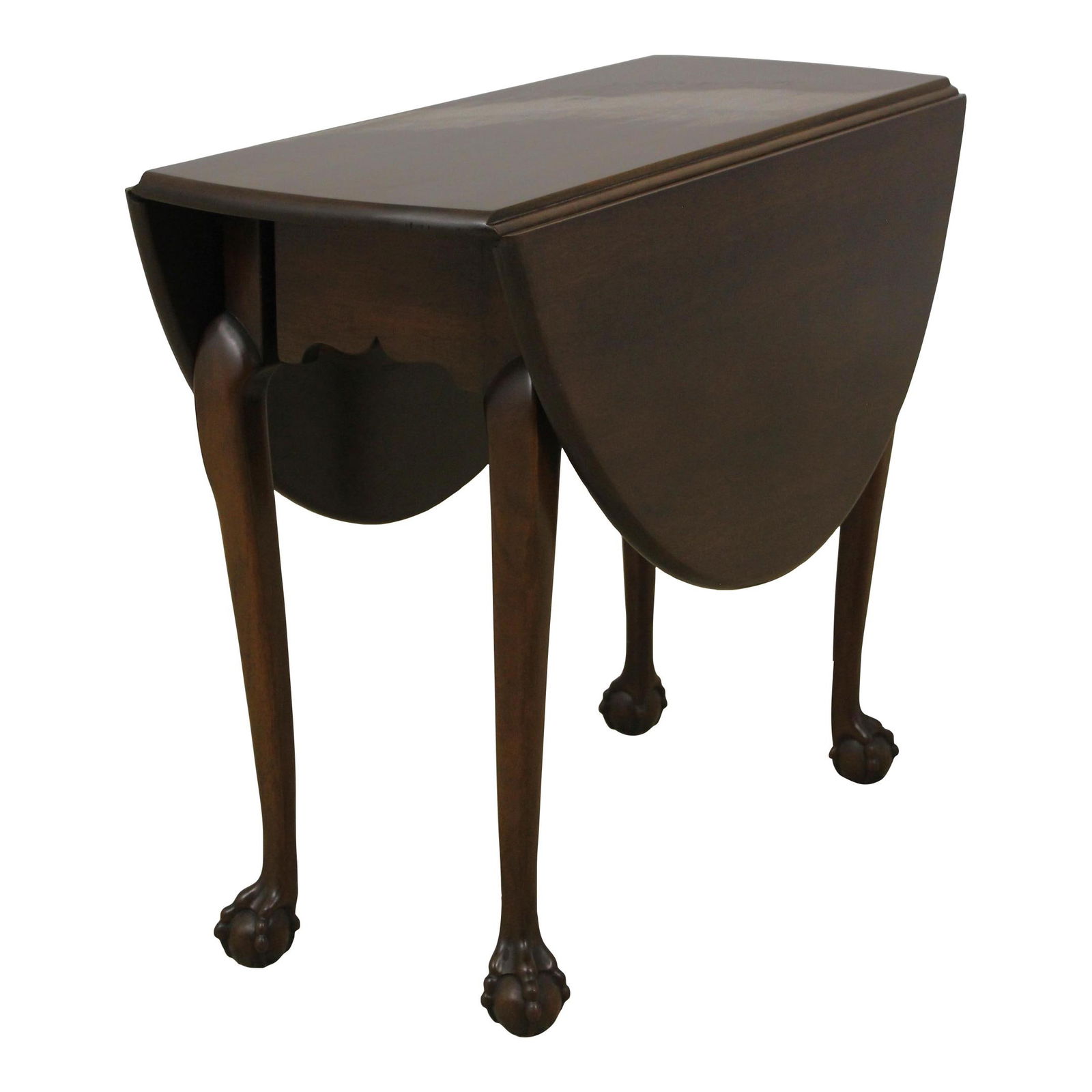 Kittinger CW-134 Chippendale Clawfoot Table 18th Century Design: Kittinger CW-134 Chippendale Clawfoot Table 18th Century Design This Kittinger CW-134 Colonial Williamsburg Clawfoot Table showcases timeless elegance with its Chippendale style and rare ball and claw
