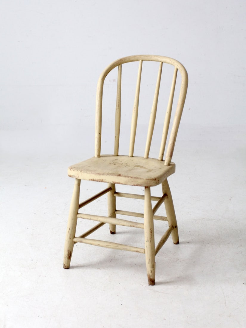Antique Cream Painted Bow Back Spindle Chair: Antique Cream Painted Bow Back Spindle Chair This exquisite early 20th-century Antique Painted Bow Back Spindle Chair showcases a beautifully curved backrest and round tapered legs, creating an elegan